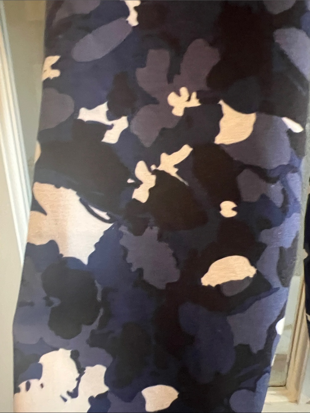 Old Navy Navy and White Floral Camo Leggings - Picture 3 of 9